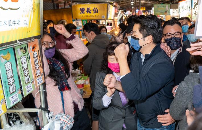 蔣萬安市長與民眾拜年(寧夏夜市商圈)