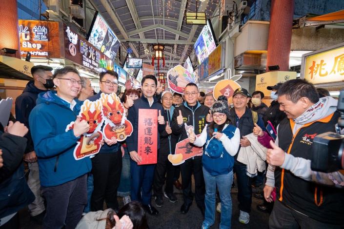 蔣萬安市長與華西街夜市代表合影留念