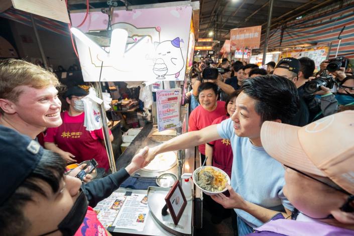 蔣萬安市長與熱情外國遊客握手寒暄