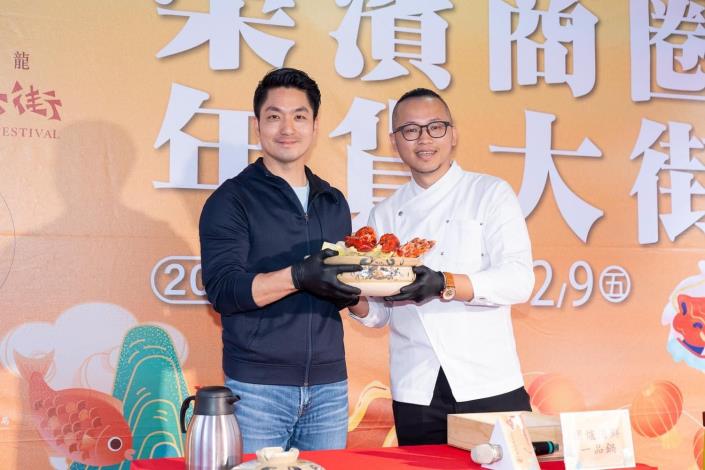 蔣萬安市長與型男主廚漢克示範製作年菜料理「圍爐海鮮一品鍋」