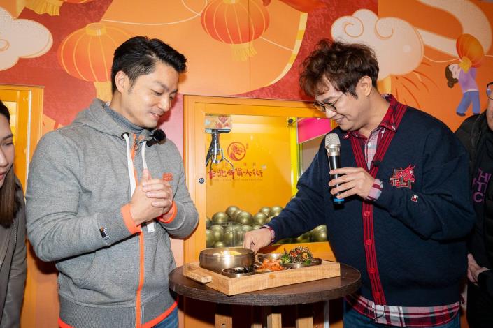 韓國主廚孫榮KAI請蔣萬安市長品嚐由迪化街在地食材製作而成的韓國過年必吃年糕湯料理