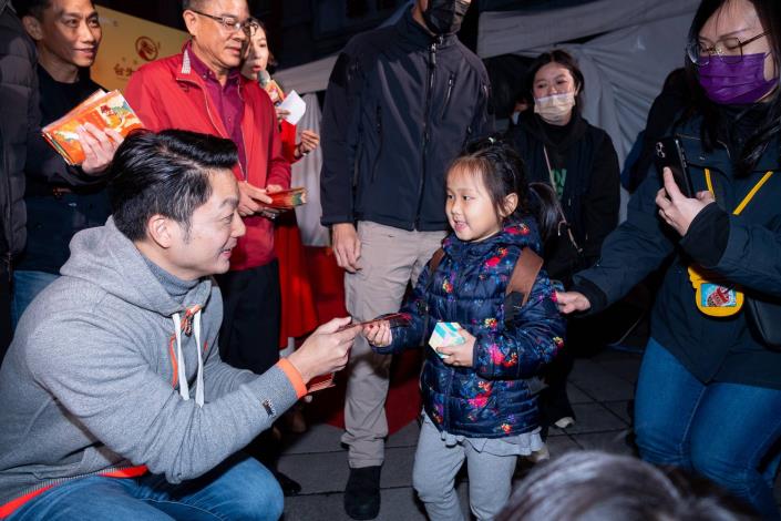 蔣萬安市長發送限量龍好運發財金