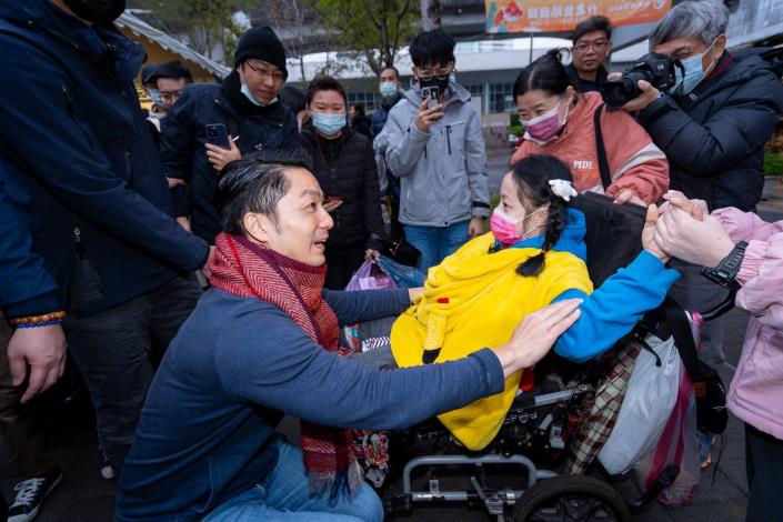 蔣萬安市長沿街與民眾拜早年