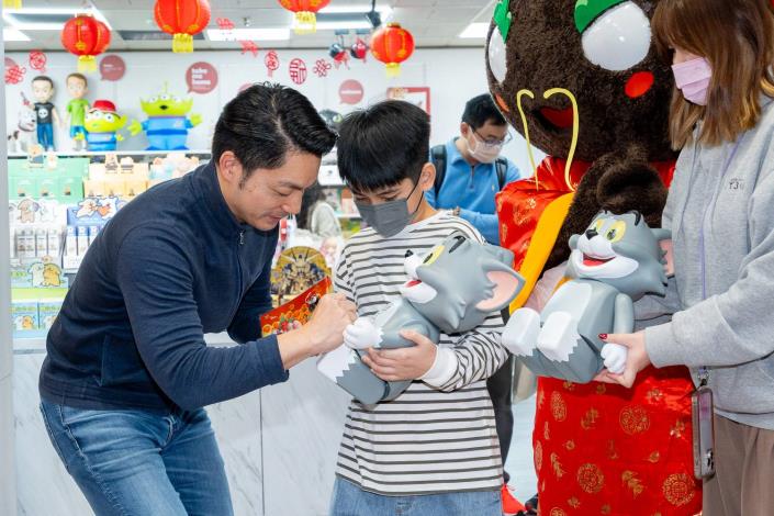 蔣萬安市長為限量版公仔簽名