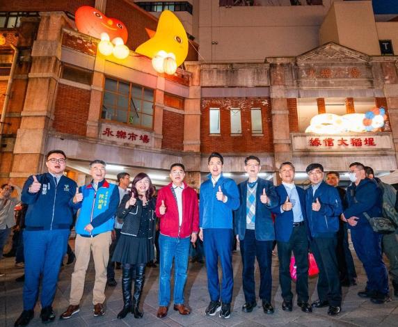 長官貴賓一同與永樂廣場「月下談心、布花蛇」巨型氣偶大合影