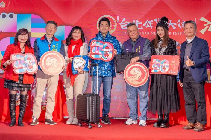 蔣萬安市長與凍齡美人林葉亭及嘉賓於太原廣場大合照