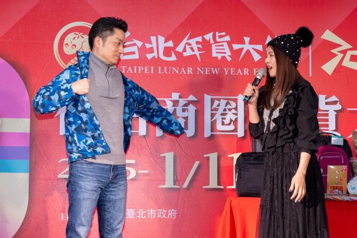 蔣萬安市長與凍齡美人林葉亭身著後站、華陰街商圈精美衣物，穿出新時尚