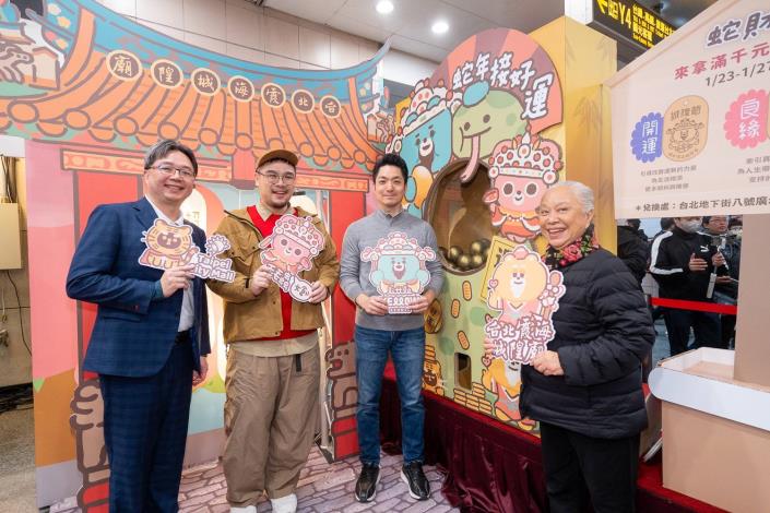 蔣萬安市長與「台北地下街X台北霞海城隍廟X小黃間」聯名巨型扭蛋機合影