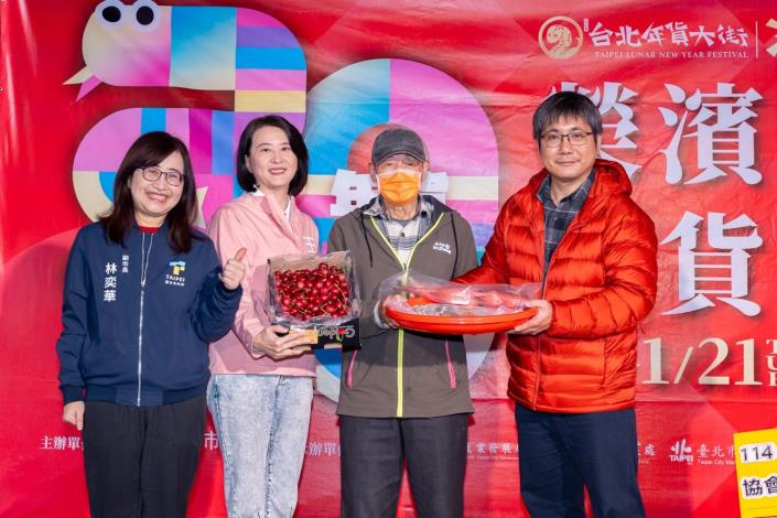 民眾除至榮濱商店街採買新鮮漁貨蔬果外，也可一同參與抽獎活動