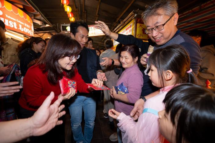 林奕華副市長致贈民眾限量年貨三十發財金