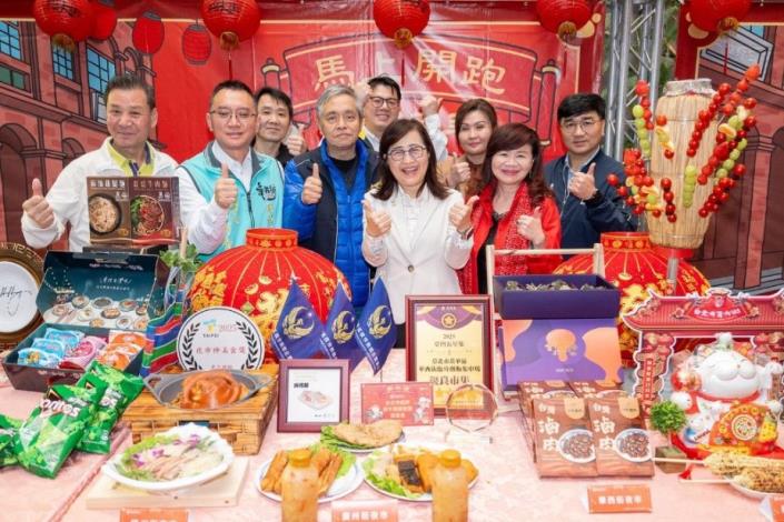 長官及貴賓與商圈特色商品合影留念