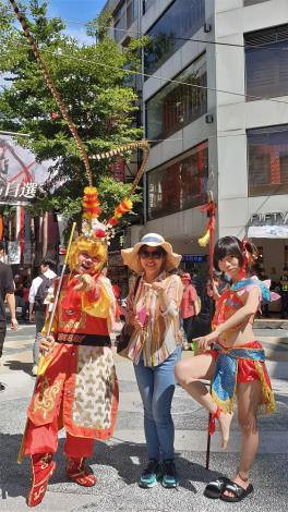 7.民眾與Coser開心合影1