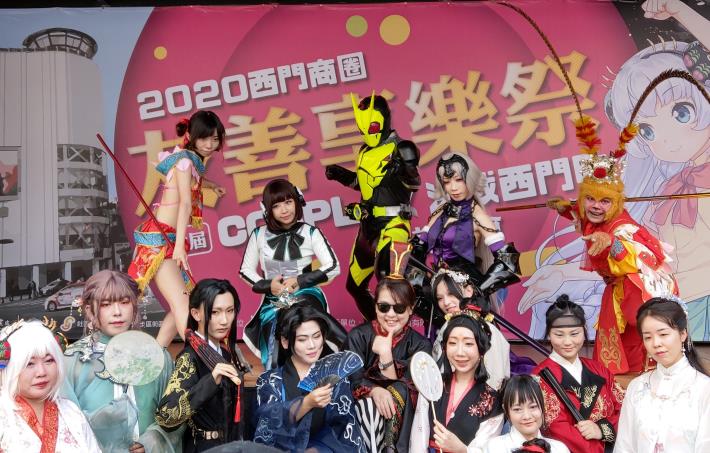 4.臺北市黃副市長珊珊(中)與參與活動Coser大合照