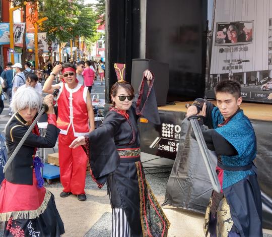 6.臺北市黃副市長珊珊與Coser帥氣合照