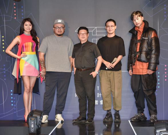 臺北市政府產業發展局局長林崇傑（中）與台北好時尚金獎設計師簡國彥（左2）、劉奕聖（右1）及伊林名模於記者會合影