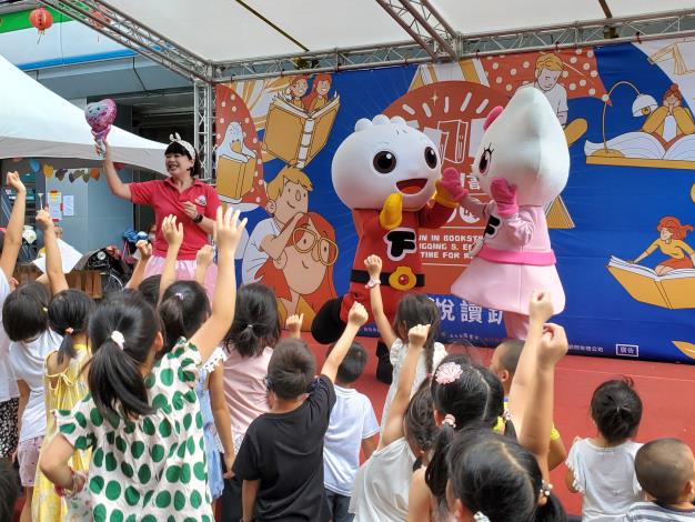 FOOD超人與小朋友們開心互動