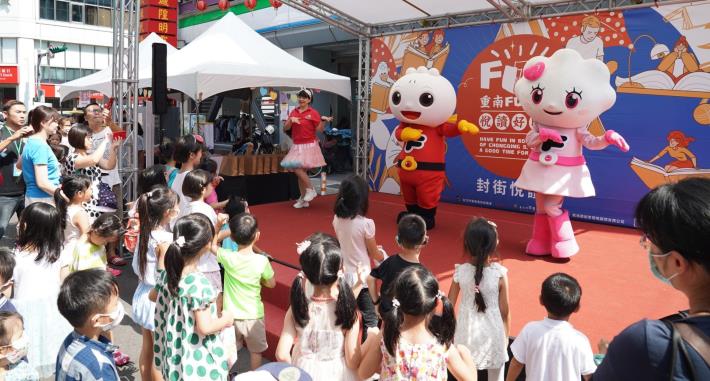 FOOD超人與小朋友們熱情互動跳舞