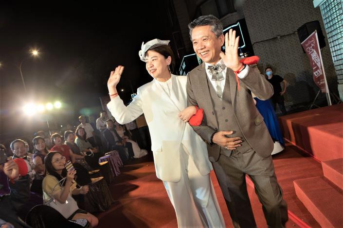 黃副市長珊珊與臺北市商圈產業聯合會洪理事長文和攜手進場