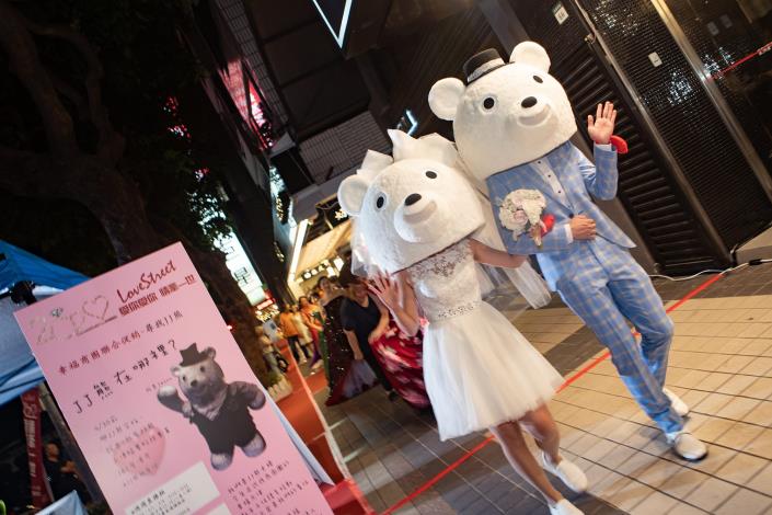 JJ熊與貴賓列隊依序進場