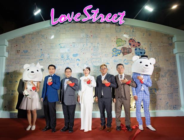 貴賓與商圈吉祥物JJ熊於愛之牆前合照