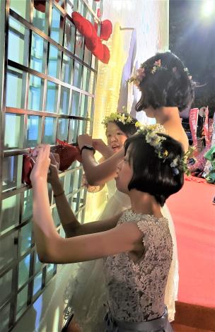 罕見疾病貴賓們一起將心願御守綁在愛之牆上祈願實現