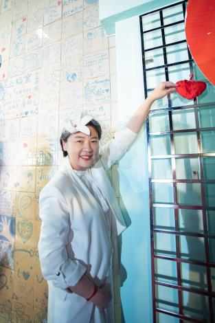 黃副市長珊珊將心願御守綁在愛之牆上