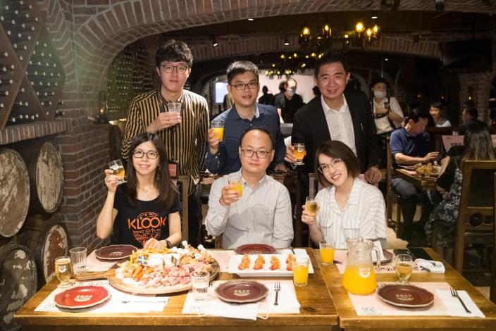 民眾於幸福味餐廳享受歡聚美味