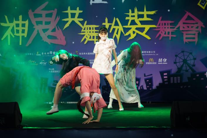 專業舞團熱鬧開場