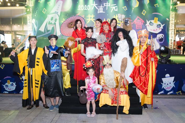 眾盛裝打扮一同參與(2)