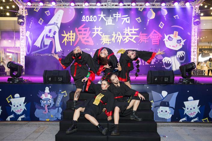 專業舞團扮裝表演