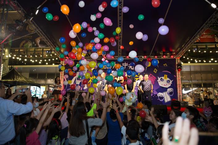 貴賓與民眾熱情互動