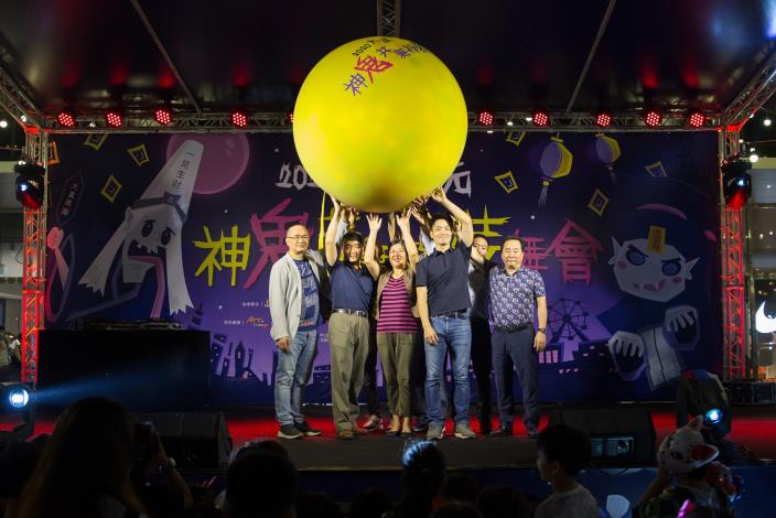 台北市大直商圈發展協會理事長黃憲文(左一)、臺北市商業處處長高振源(左二)、台北市政府產業發展局主任秘書劉寶緞(中間)、立法委員蔣萬安、ATT GROUP吸引力集團董事長戴春發(右一)參加鬼共舞啟動儀式