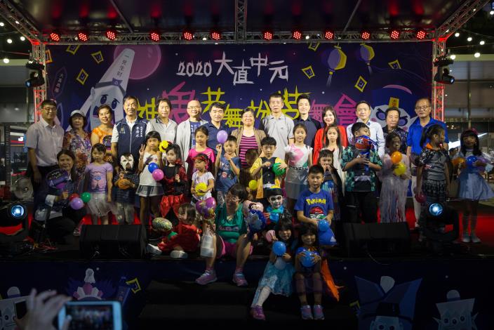 參與貴賓與民眾合照