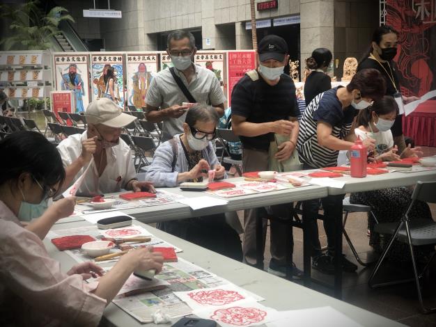 現場民眾熱情參與版印DIY