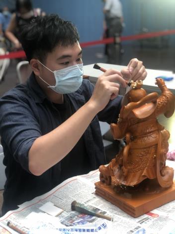 工藝師傅現場示範傳統貼金技巧