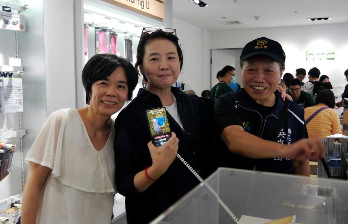 黃副市長珊珊(中)於店家中體驗最新手機