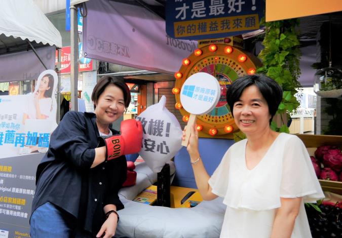 黃副市長珊珊(左)與蔡若芸理事長(右)於活動攤位體驗