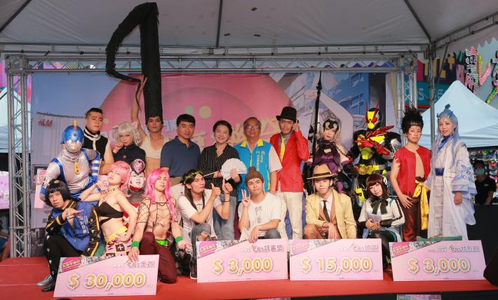 黃副市長珊珊(中)、臺北市商業處高處長振源(第2排左5)及台北市西門徒步區街區發展促進會劉理事長家鑫(第2排右6)與團體組得獎Coser合影