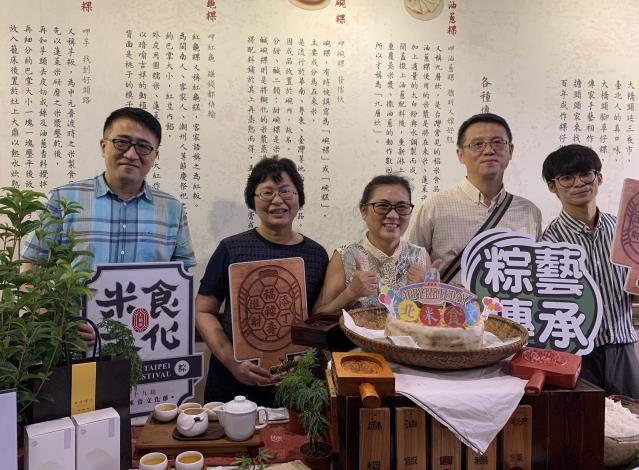 臺北市商業處副處長江美玲(左一)、台北大橋頭延三商圈發展促進會理事長陳穎慧(右一)及商圈第二、三代產業接班人合影