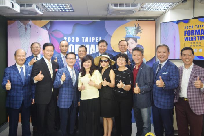 臺北市商業處江美玲副處長(第一排右四)、臺灣商圈產業觀光發展聯合總會周水美理事長(第一排左四)、中華民國洋服同業總會莊光榮理事長(第一排左二)、台北市西服商業同業公會林有義理事長(第一排左三)與現場貴賓為活動暖身合影。