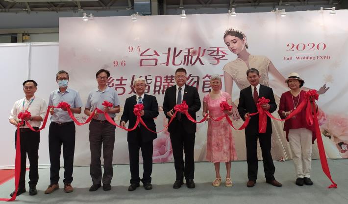 2020台北秋季結婚購物節與會貴賓大合照由臺北市政府產業發展局王三中副局長(左四)、台北市婚紗攝影商業同業公會高志榮理事長(右四)以及臺北市商業處方霖專委(左二)等貴賓於活動大合照