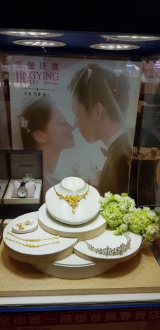 展攤店家展示浪漫珠寶，提供新人一次採購相關商品