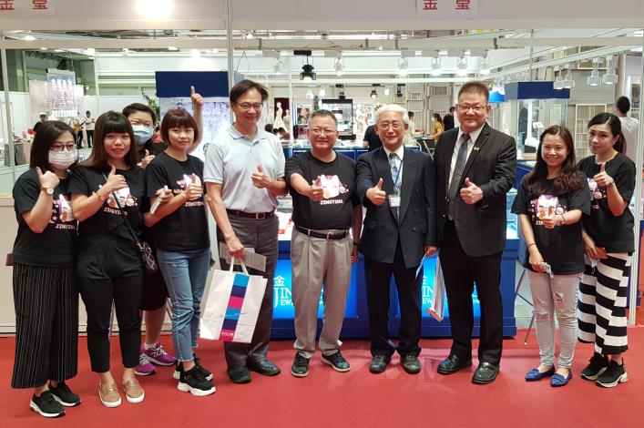 與會貴賓於展出店家夥伴大合照，歡迎大家前來參觀選購