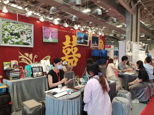 現場民眾踴躍洽詢婚紗資訊