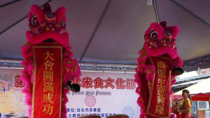 舞獅熱情表演預祝活動順利