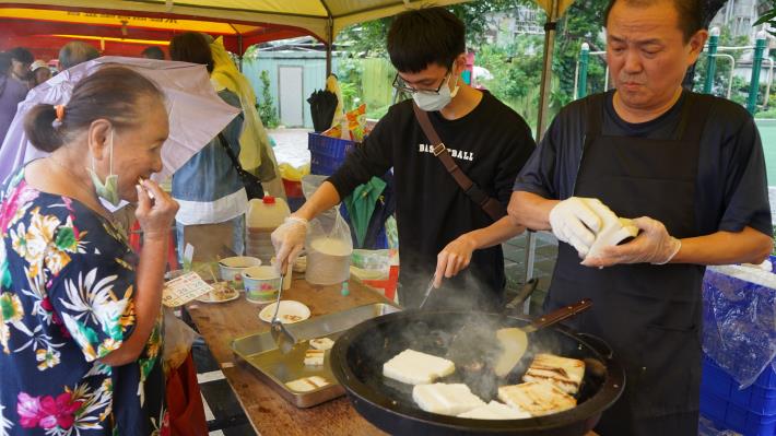 民眾品嘗傳統美味米食