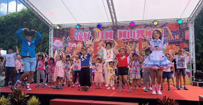 黃副市長與參加快閃活動小朋友熱情互動