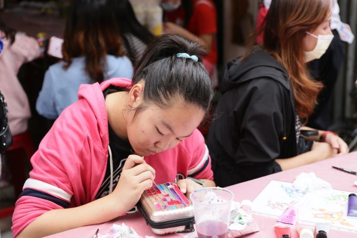 現場民眾體驗彩繪行李箱