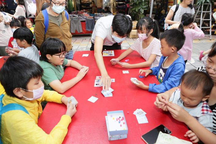 現場民眾體驗華陰街商圈桌遊