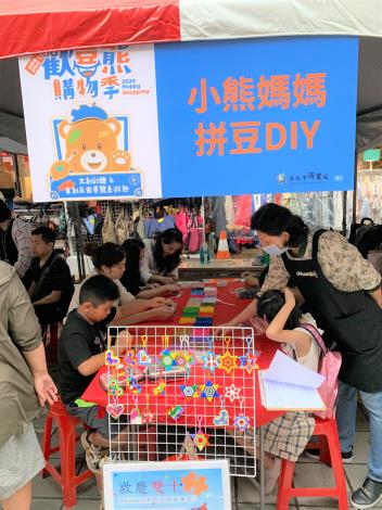 現場民眾體驗拼豆DIY